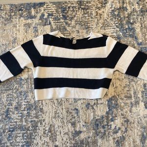 Cropped long sleeve black white top